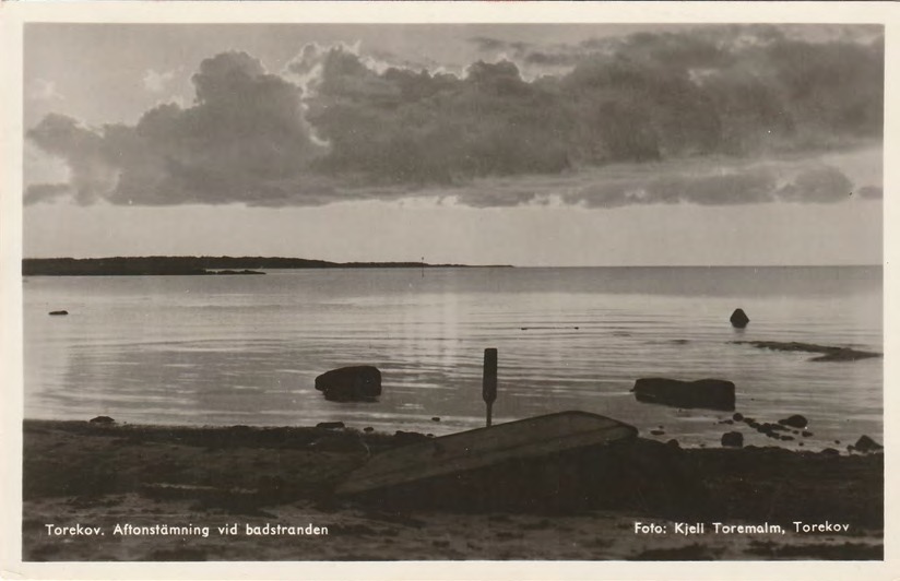 Framsida av Torekov. Aftonstämning vid badstranden