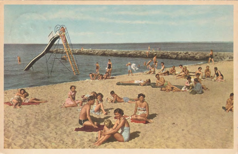 Framsida av Båstad. Badstranden