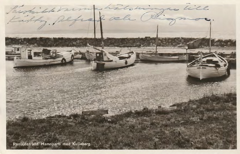 Framsida av Ramsjöstrand. Hamnparti med Kullaberg.