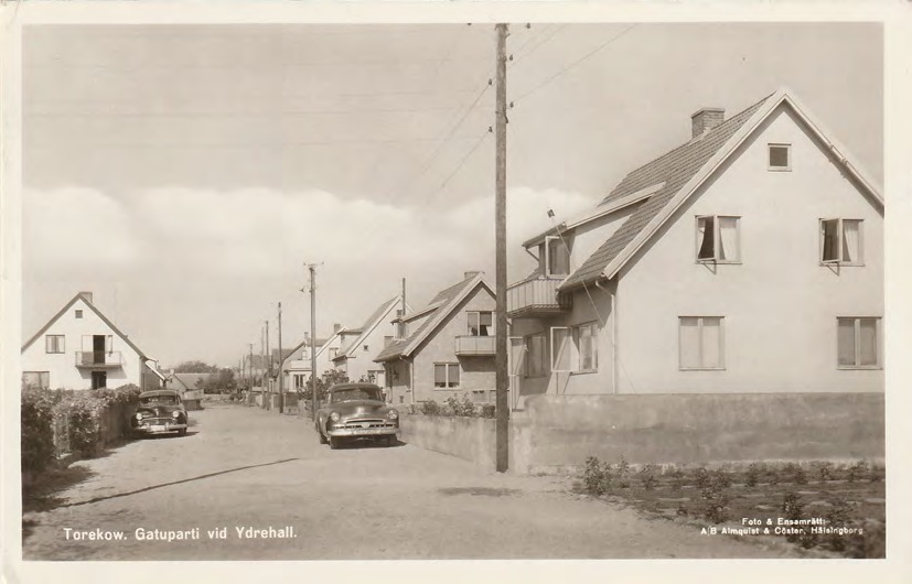 Framsida av Torekov. Gatuparti vid Ydrehall.