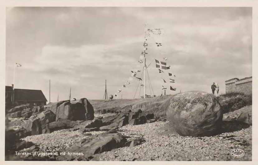 Framsida av Torekov. Flaggspelet vid hamnen.