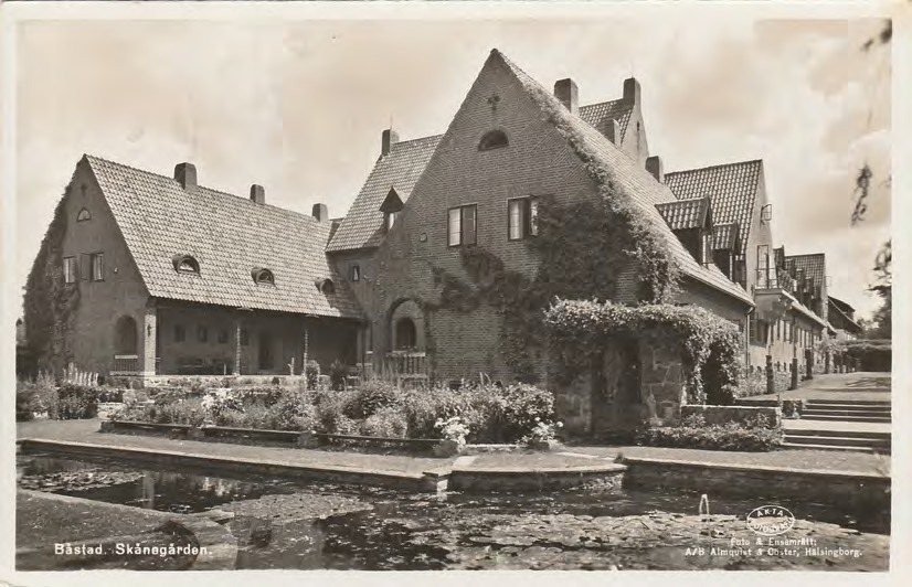 Framsida av Båstad. Skånegården.
