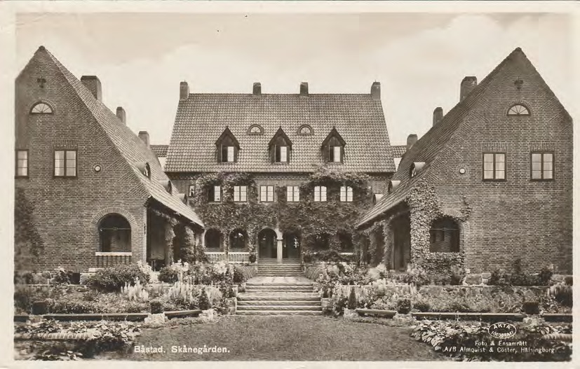 Framsida av Båstad. Skånegården.