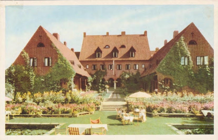 Framsida av Båstad. Skånegården.