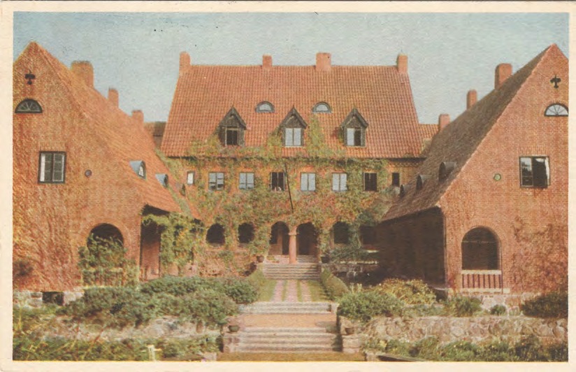 Framsida av Båstad. Skånegården.