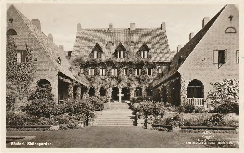 Framsida av Båstad. Skånegården.