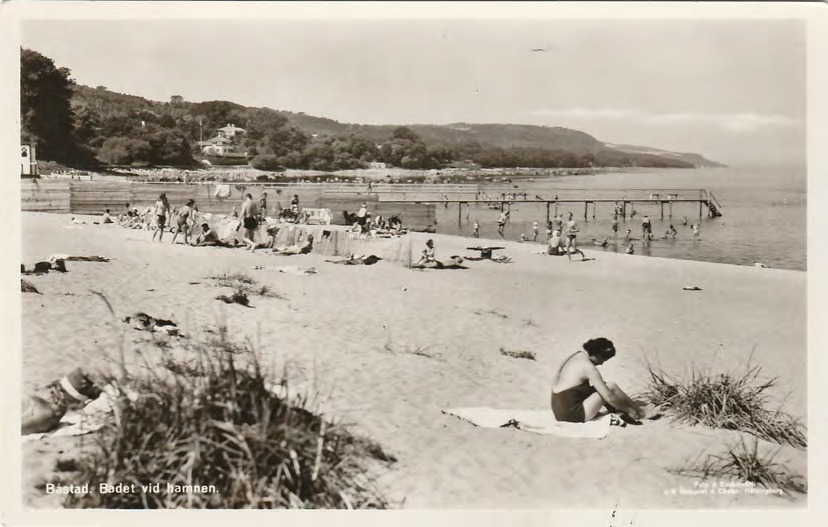 Framsida av Båstad. Badet vid hamnen.