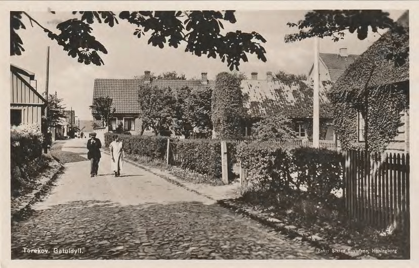 Framsida av Torekov. Gatuidyll.