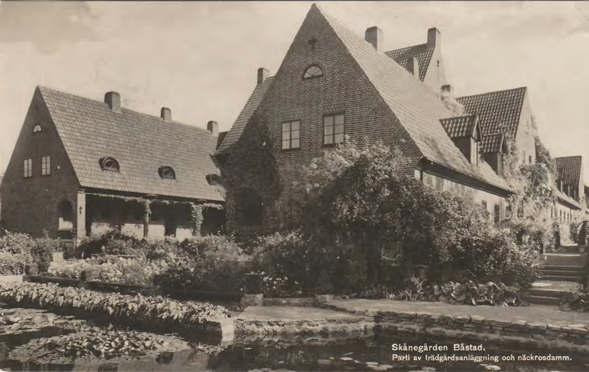 Framsida av Skånegården Båstad. Parti av trädgårdsanläggning och näckrosdam