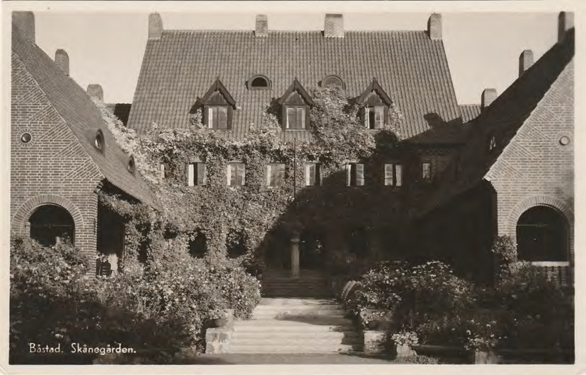 Framsida av Båstad. Skånegården.