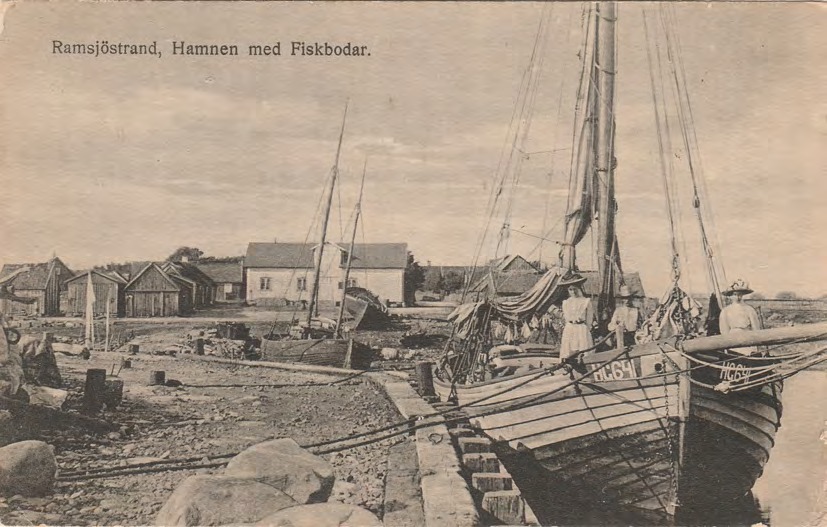 Framsida av Ramsjöstrand, Hamnen med Fiskbodar.