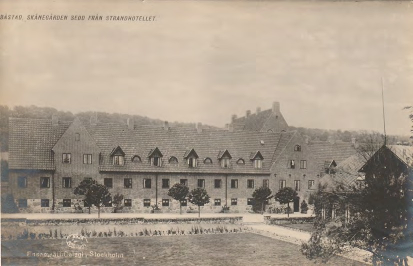 Framsida av BÅSTAD. SKÅNEGÅRDEN SEDD FRÅN STRANDHOTELLET.