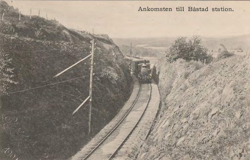 Framsida av Ankomsten till Båstad station.