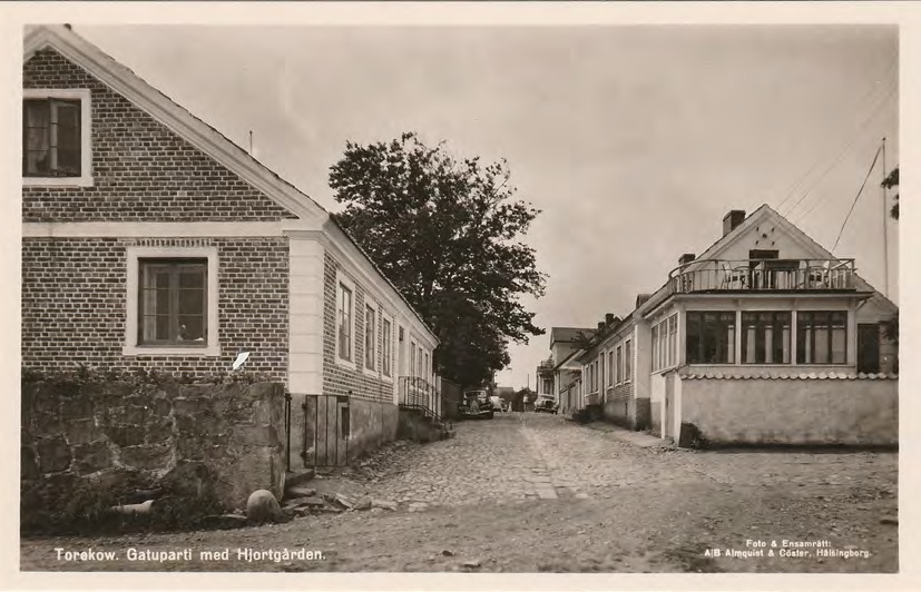 Framsida av Torekow. Gatuparti med Hjortgården.