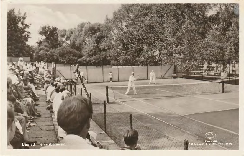 Framsida av Båstad. Tennisbanorna.