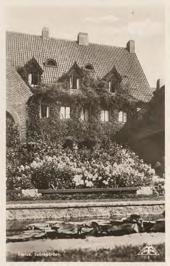 Framsida av Båstad. Skånegården.