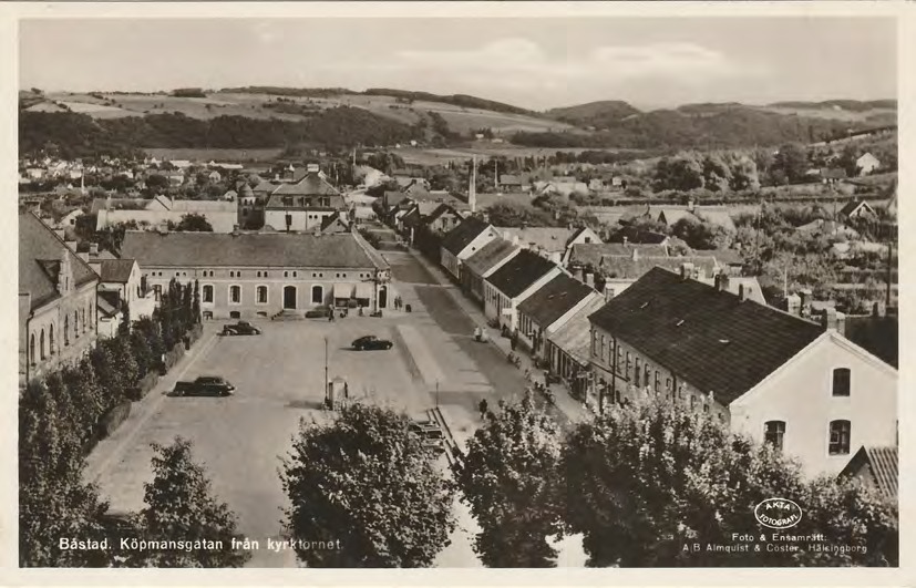 Framsida av Båstad. Köpmansgatan från kyrktornet.