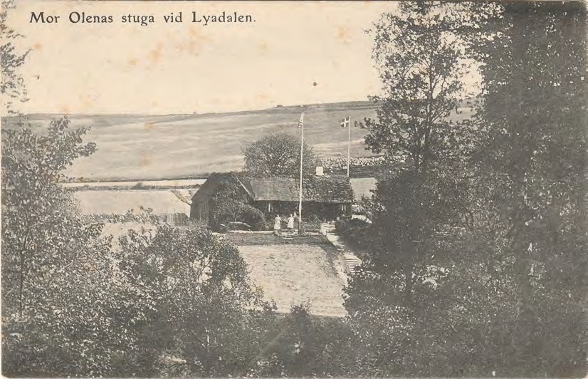 Framsida av Mor Olenas stuga vid Lyadalen.