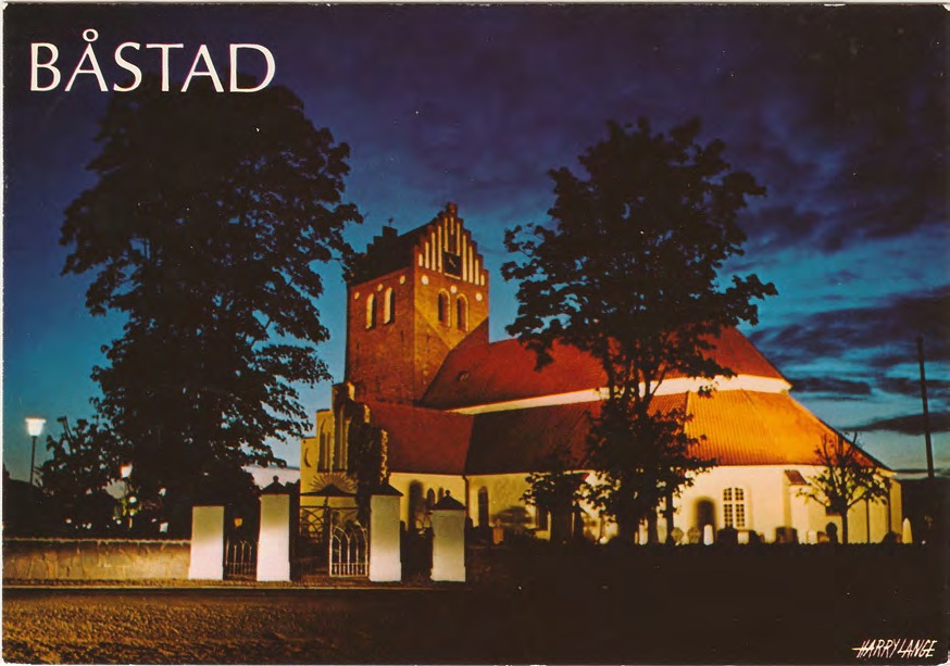 Framsida av BÅSTAD / BÅSTAD Kyrkan i kvällsbelysning