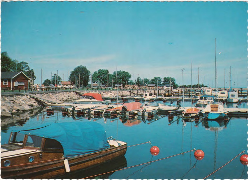 Framsida av Båstad fritidshamn med gästhamnen.