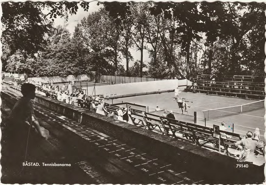 Framsida av BÅSTAD. Tennisbanorna