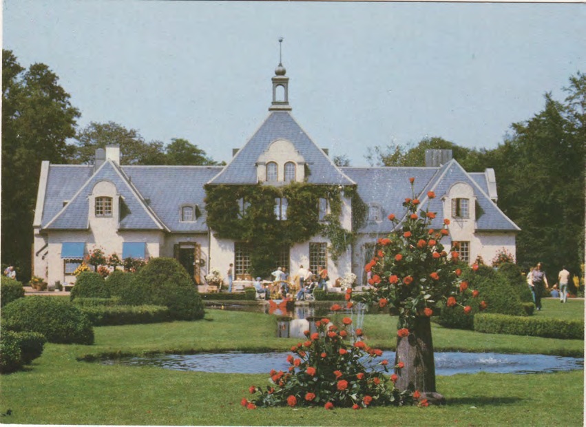 Framsida av Villa Abelin med Barockträdgård