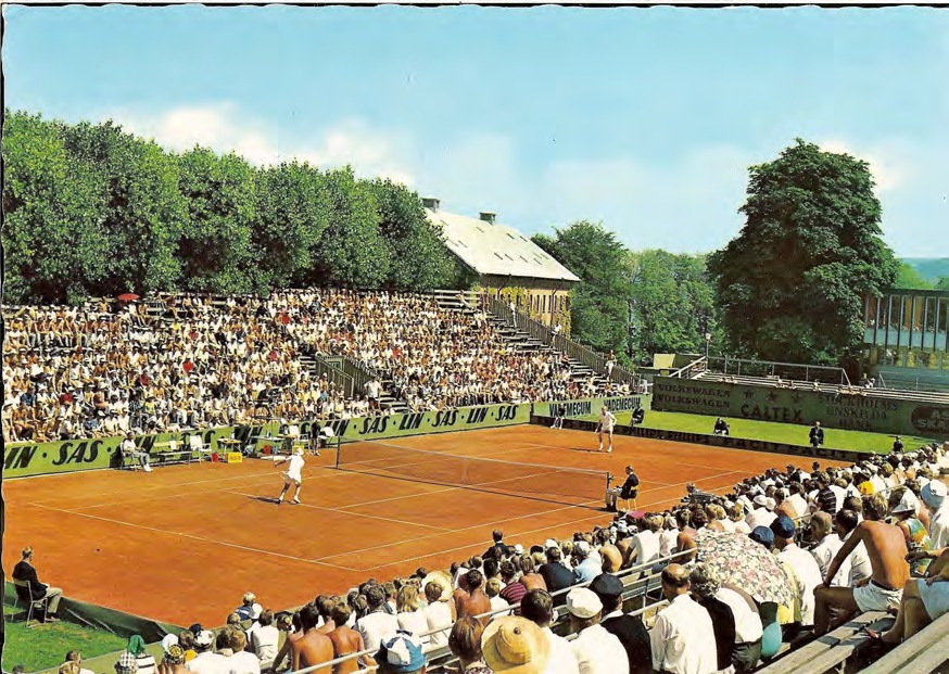 Framsida av Båstad. Tennisstadion