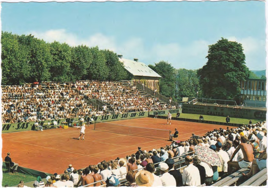 Framsida av Båstad. Tennisstadion