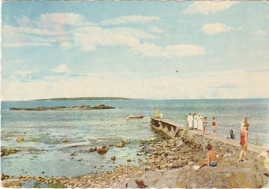 Framsida av Torekov. Morgonbryggan med Hallands Väderö i bakgrunden.