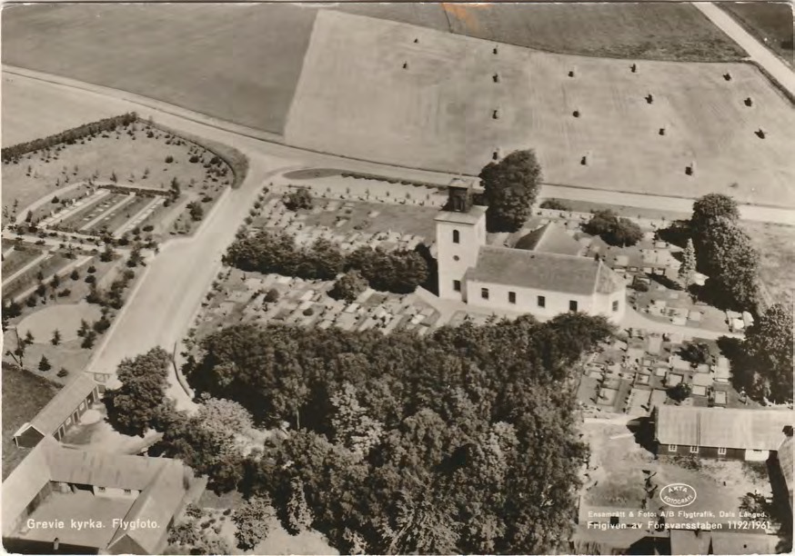 Framsida av Grevie kyrka. Flygfoto.