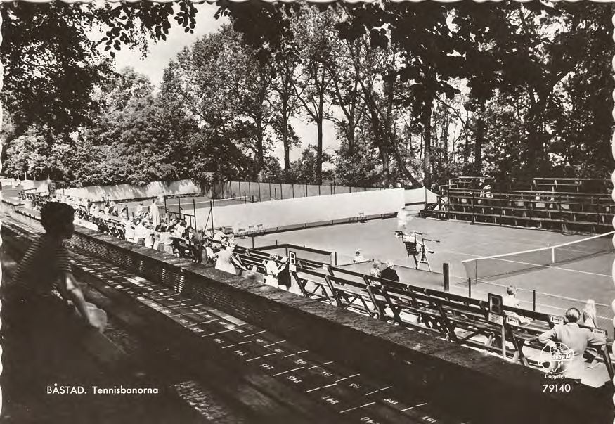 Framsida av BÅSTAD. Tennisbanorna