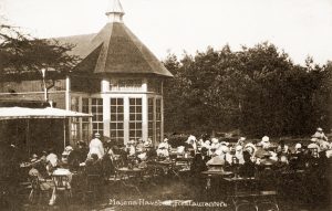 Malens restaurangs omåttligt populära trädgård. Idag en ovårdad gräsplätt.
