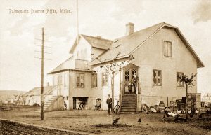 Villa Liljeborg i hörnet Köpmansgatan/Allevägen vid Malens torg. Här som Palmquists speceri- och diversehandel. Byggdes 1904. OBS! Hönsen ute på trottoaren