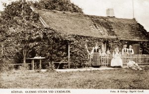 Mor Olenas stuga vid Lyadalen. Mor Olena i det vita förklädet.