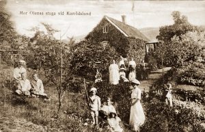 I Mor Olenas trädgård. Mor Olena i det vita förklädet.