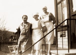 På Contans trappa 1927. Från vänster Dagny Anderberg med Betty Månsson och Ester Martinsson som var bagerskor.