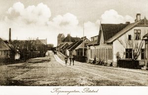 Köpmansgatan med Hotell Båstad till höger. Till vänster låg Oxtorget. I den kullerstensbelagda gatan syns två strängar med stor gatsten för att cykla och köra på.