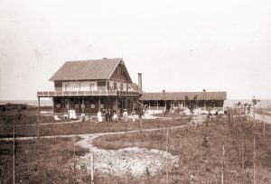 Vy mot havet. 1904 tillkom en ny byggnad. Till höger syns Havsbadsvägen